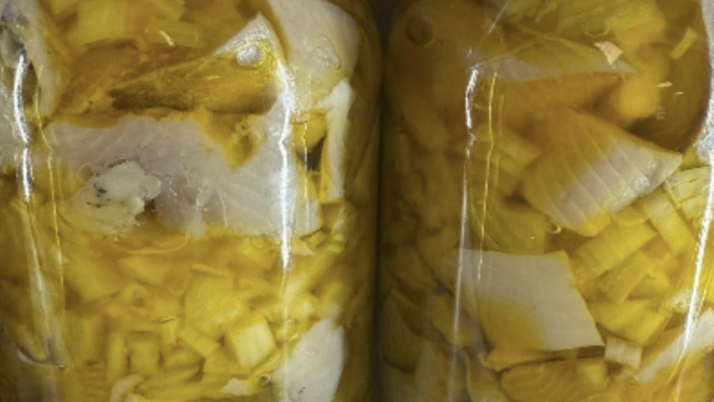 Śledź matias w oleju lnianym z cebulą  400 g