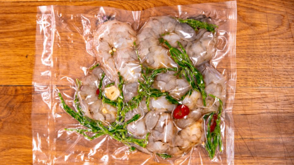 Krewetki obrane z czosnkiem oliwą i chili vacum 500g